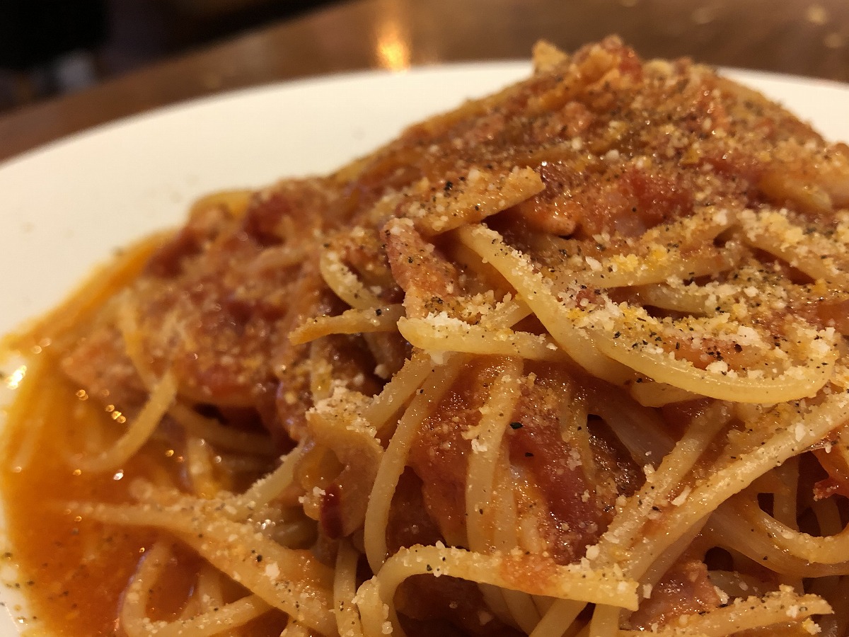 ベーコンと玉ねぎんのアマトリチャーナパスタ(サラダ付き)