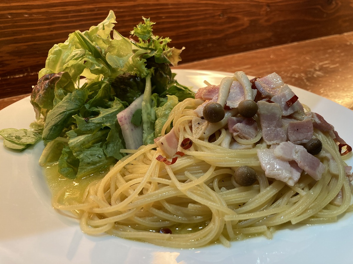 ベーコンと茸のペペロンチーニパスタ(サラダ付き)